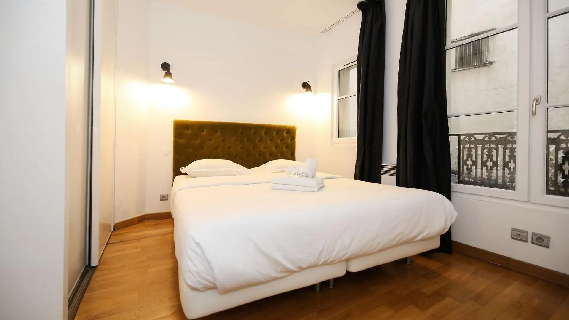Service - En Face Du Musee - 5 * París